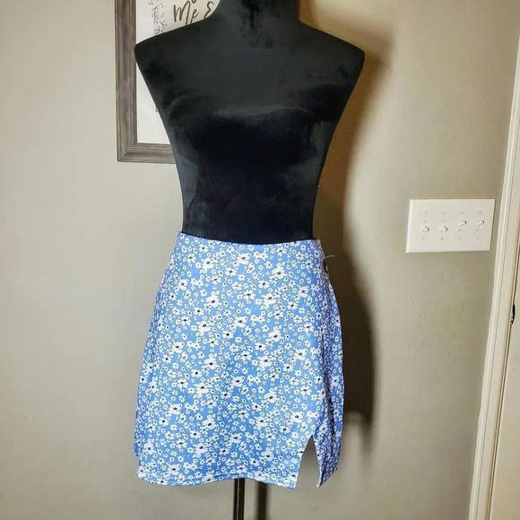 ROMWE Blue Floral Women's Mini Skirt Size 6 Medium - Picture 2 of 12